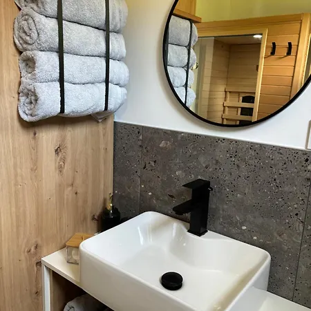 아파트 Rishko - View - Private Sauna - Free Parking - 24hr Self Chceck-in Holcikovce